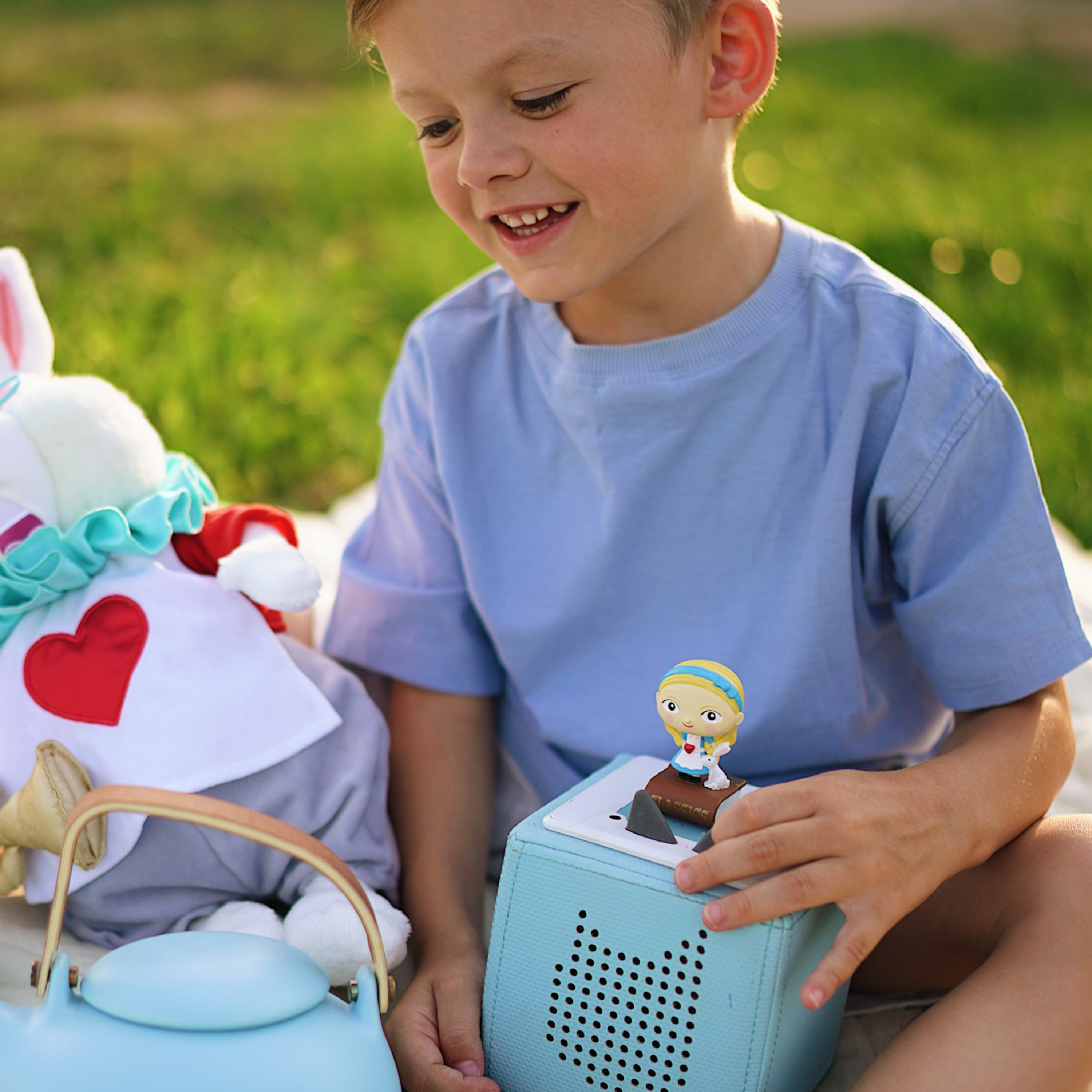 Alternative view of Favorite Classics: Alice's Adventures in Wonderland Tonie