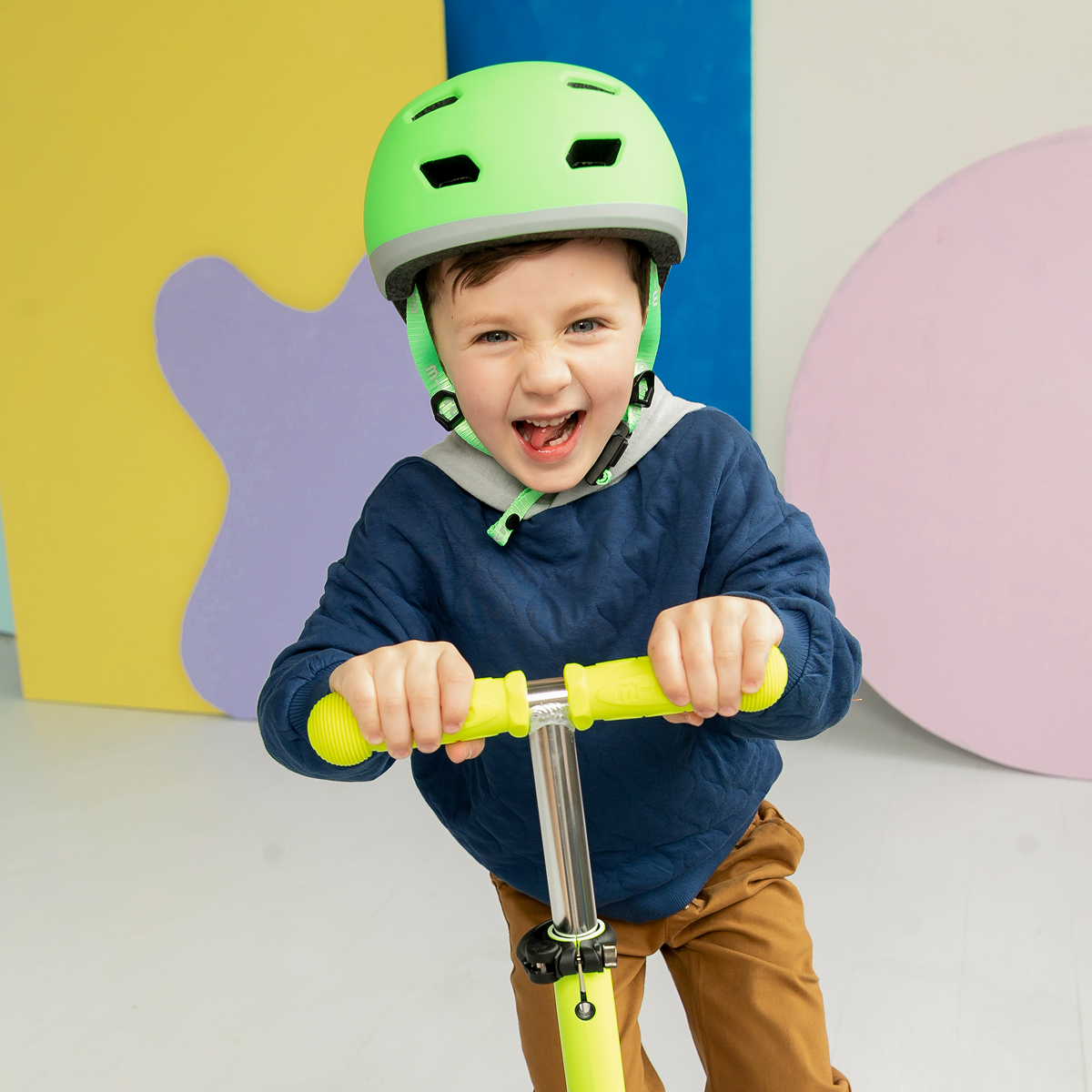 Maxi Deluxe Foldable LED Scooter - Neon Canary Yellow - Image 3