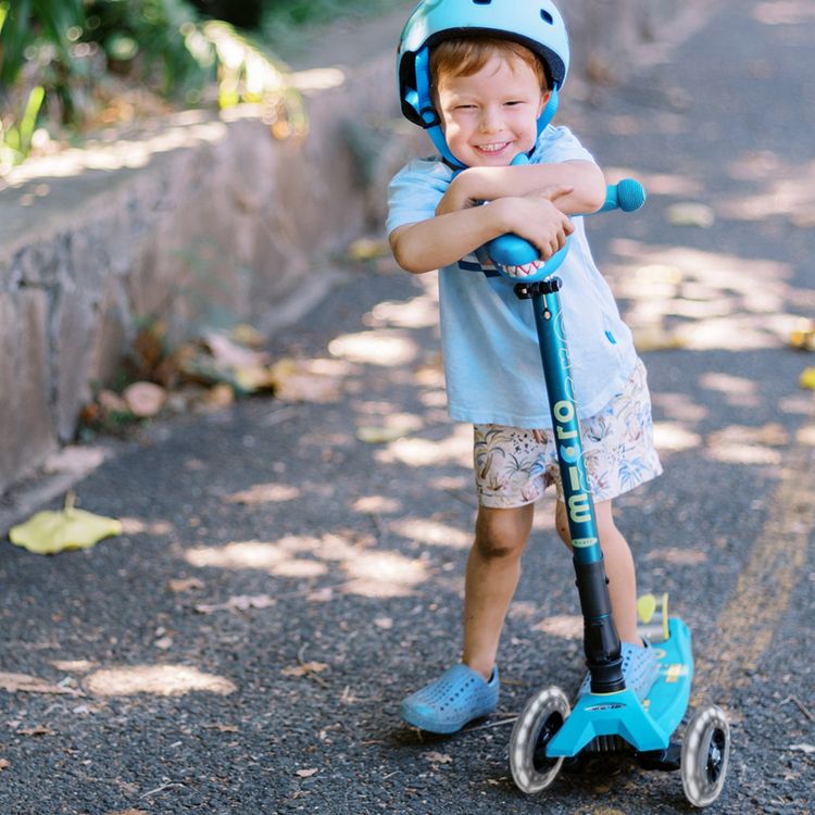 Micro Maxi Foldable LED Scooter - Petrol Green - Image 3
