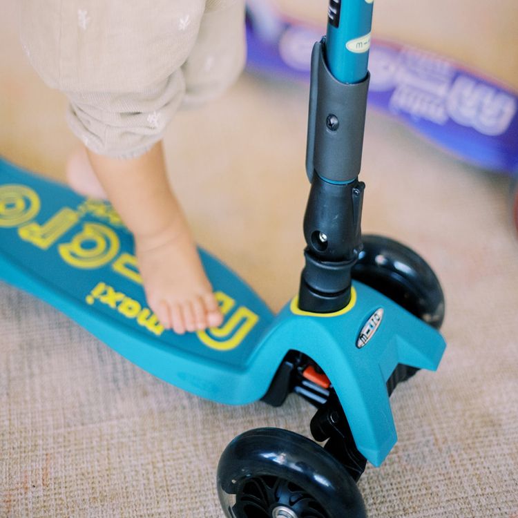 Micro Maxi Foldable LED Scooter - Petrol Green - Image 4