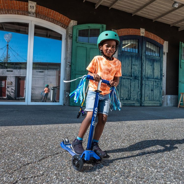 Alternative view of Micro Maxi LED Scooter - Blue/White