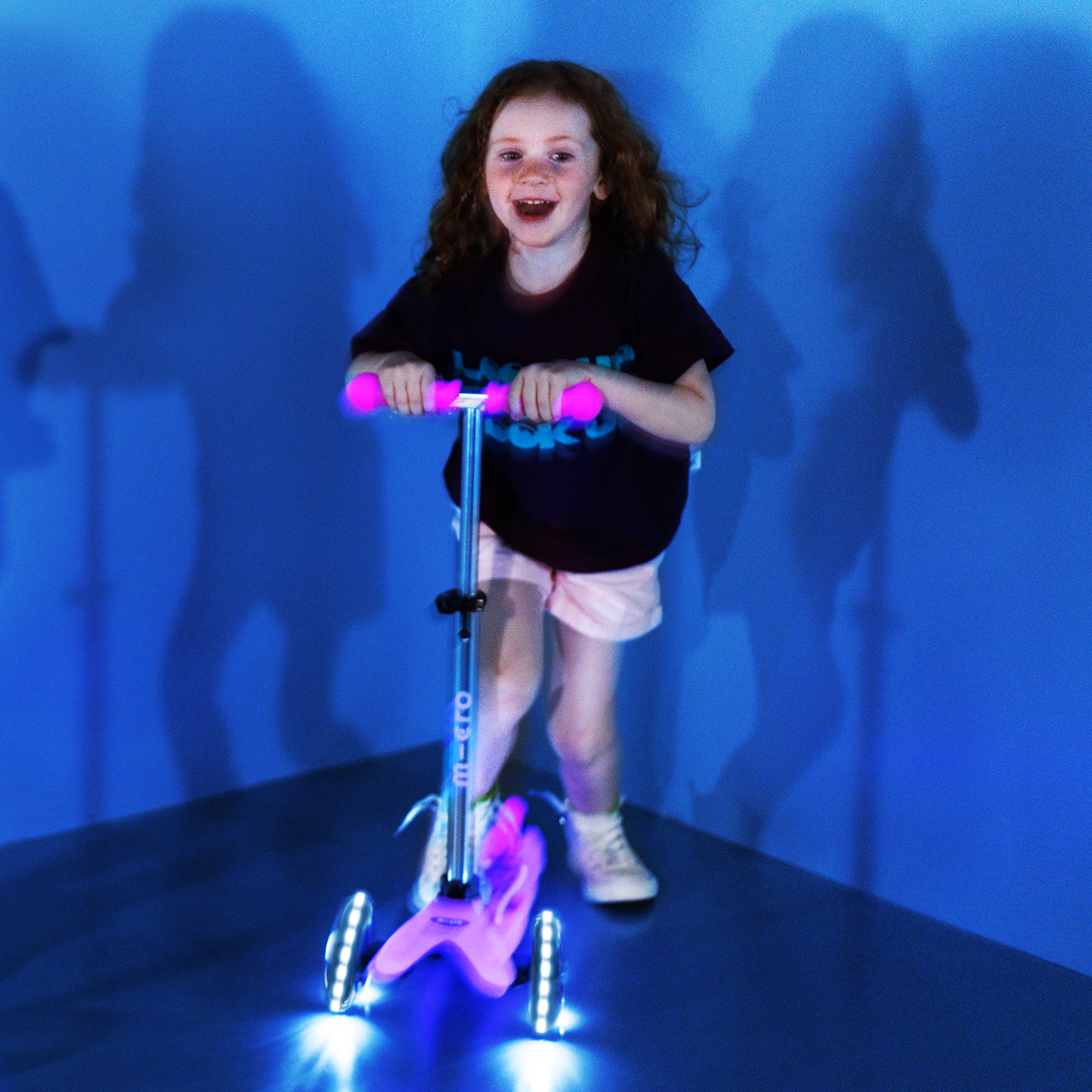 Mini Deluxe Glow LED Plus Scooter - Frosty Pink - Image 4