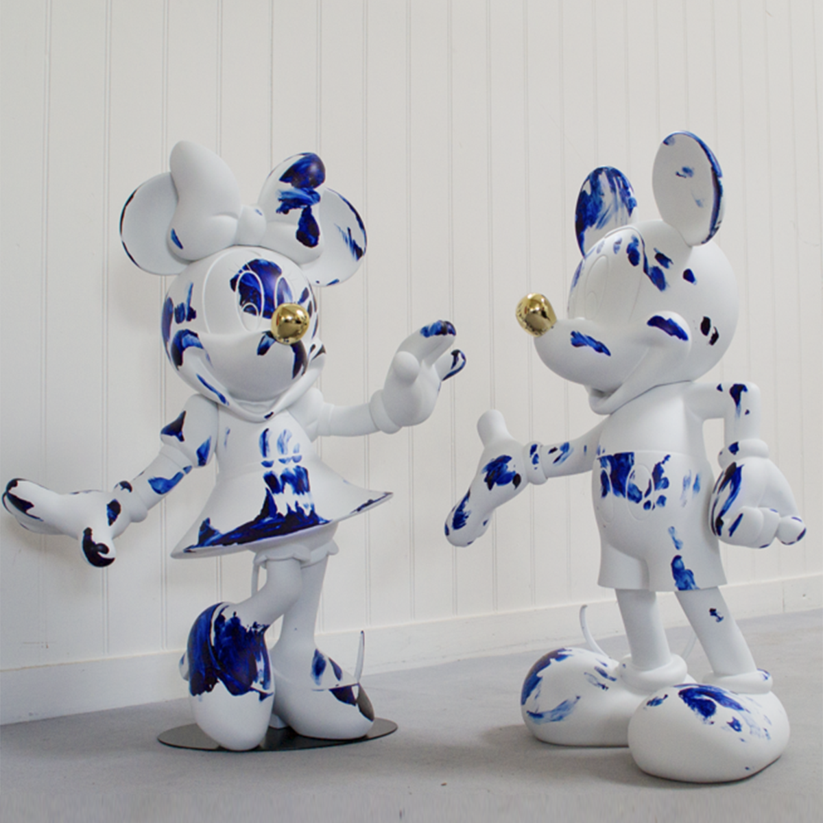 Minnie Mouse Figure White & Blue Limited Edition - 24.4" - Image 4