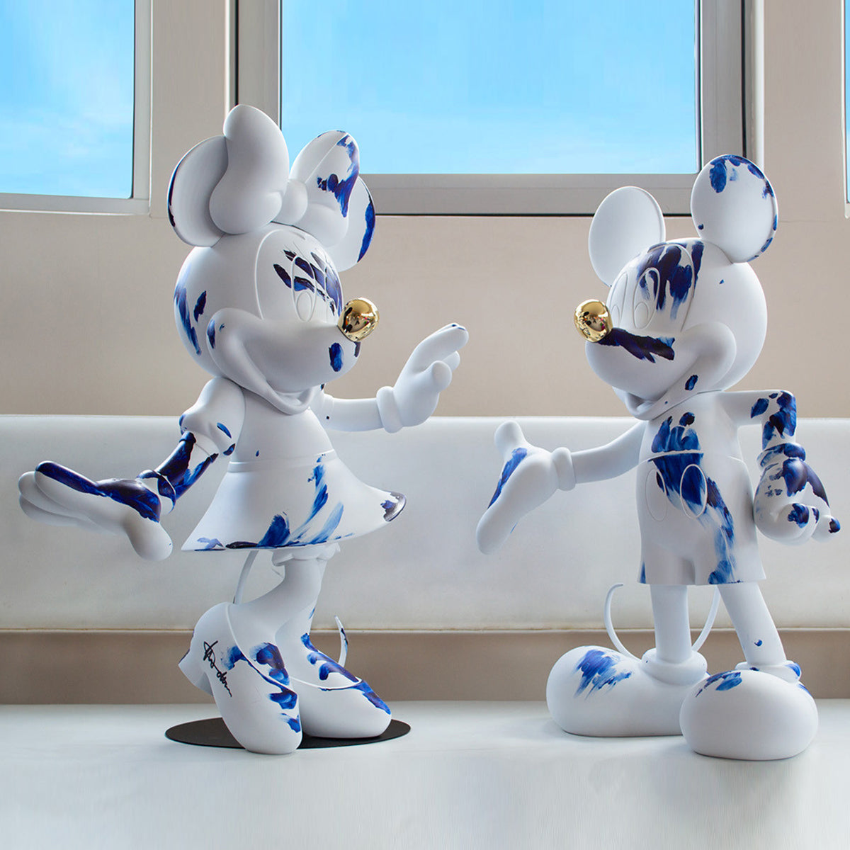 Minnie Mouse Figure White & Blue Limited Edition - 24.4" - Image 5