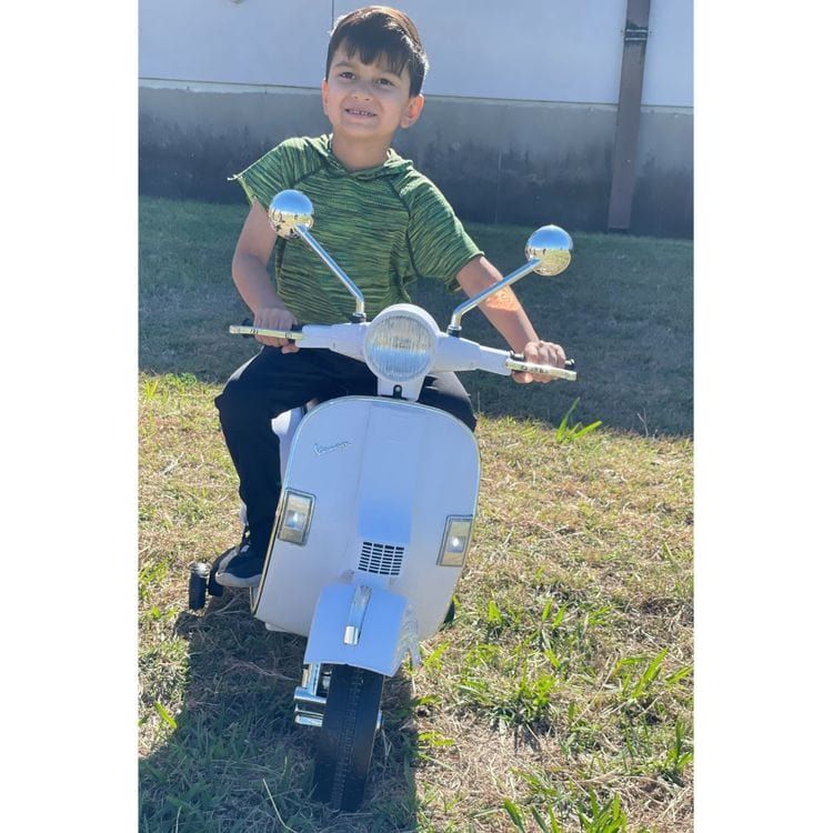 Alternative view of Vespa Scooter 12V White