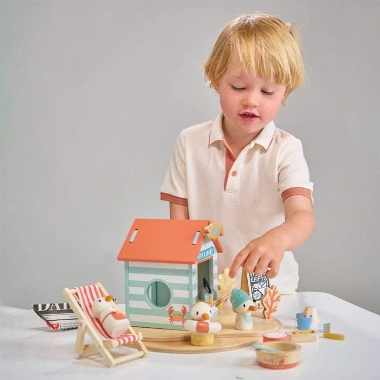 Alternative view of Wooden Sandy's Beach Hut